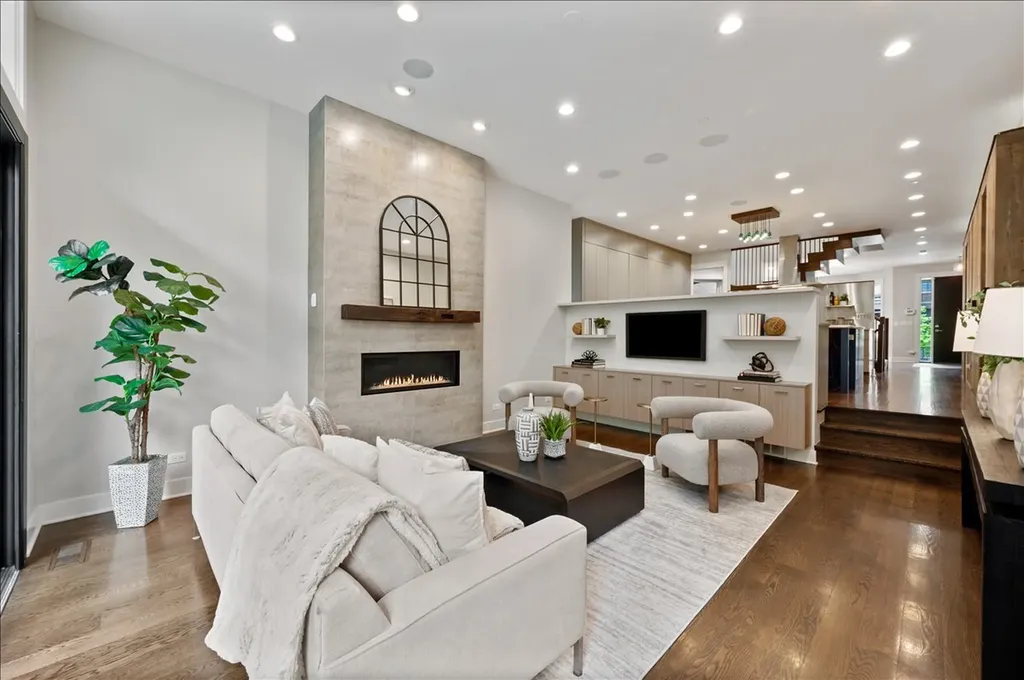 2901 North Burling Street Chicago IL 60657