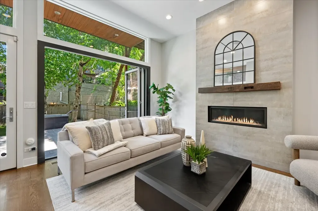 2901 North Burling Street Chicago IL 60657