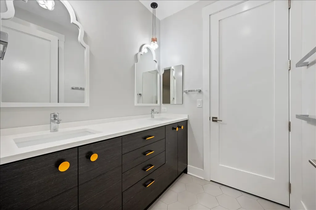 2901 North Burling Street Chicago IL 60657