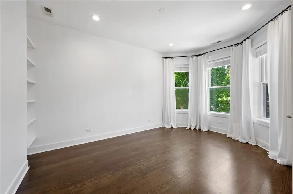 2901 North Burling Street Chicago IL 60657