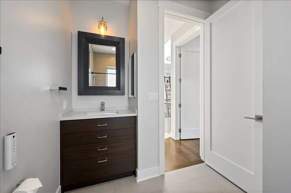 2901 North Burling Street Chicago IL 60657