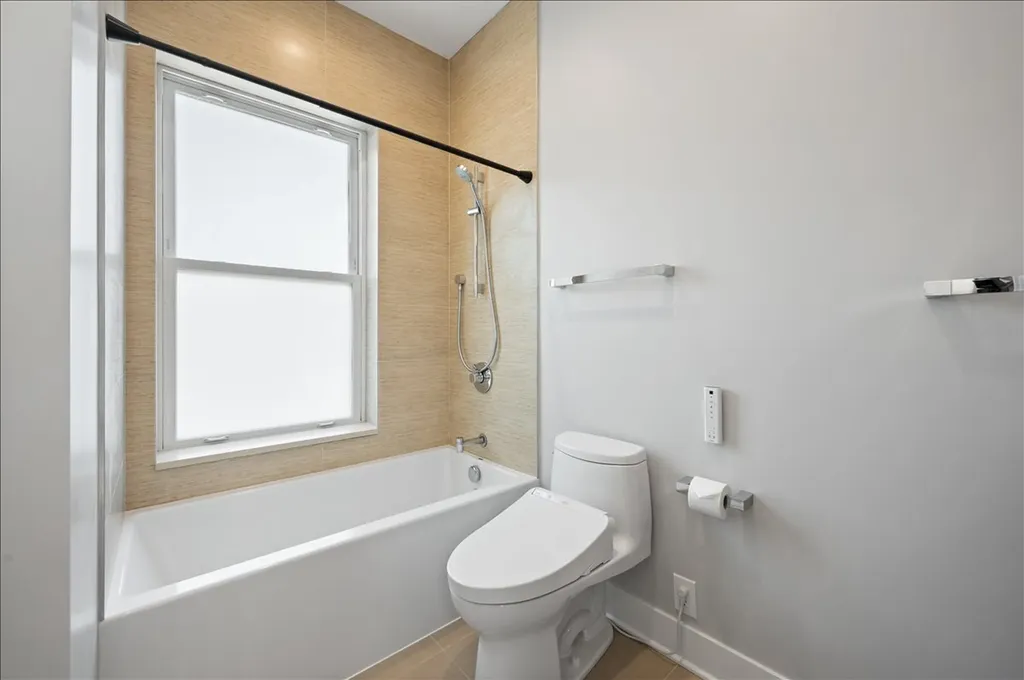 2901 North Burling Street Chicago IL 60657