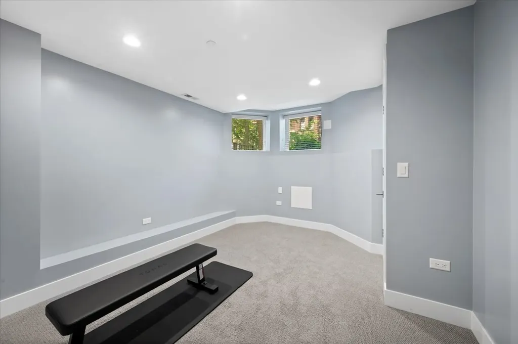 2901 North Burling Street Chicago IL 60657