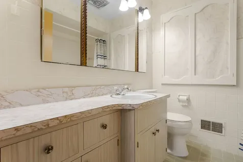 5024 Harnew Road S Oak Lawn IL 60453