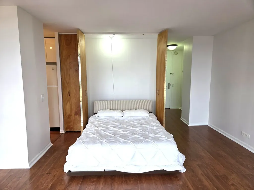 4343 North Clarendon Street Chicago IL 60613