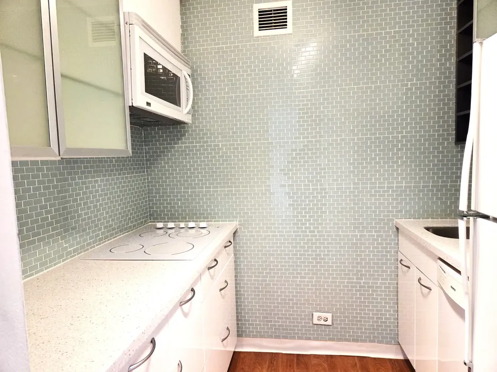 4343 North Clarendon Street Chicago IL 60613