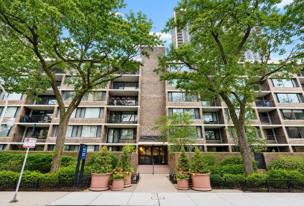 1555 North Sandburg Terrace Chicago IL 60610