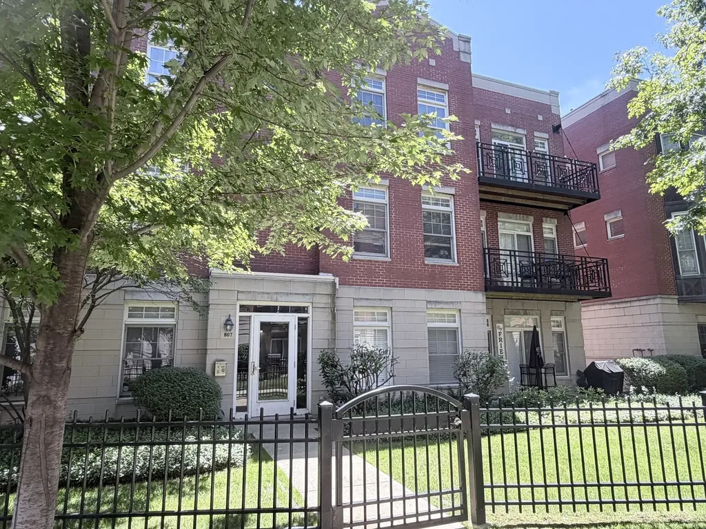 807 West University Lane Chicago IL 60608