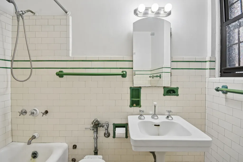 6935 South Crandon Avenue Chicago IL 60649
