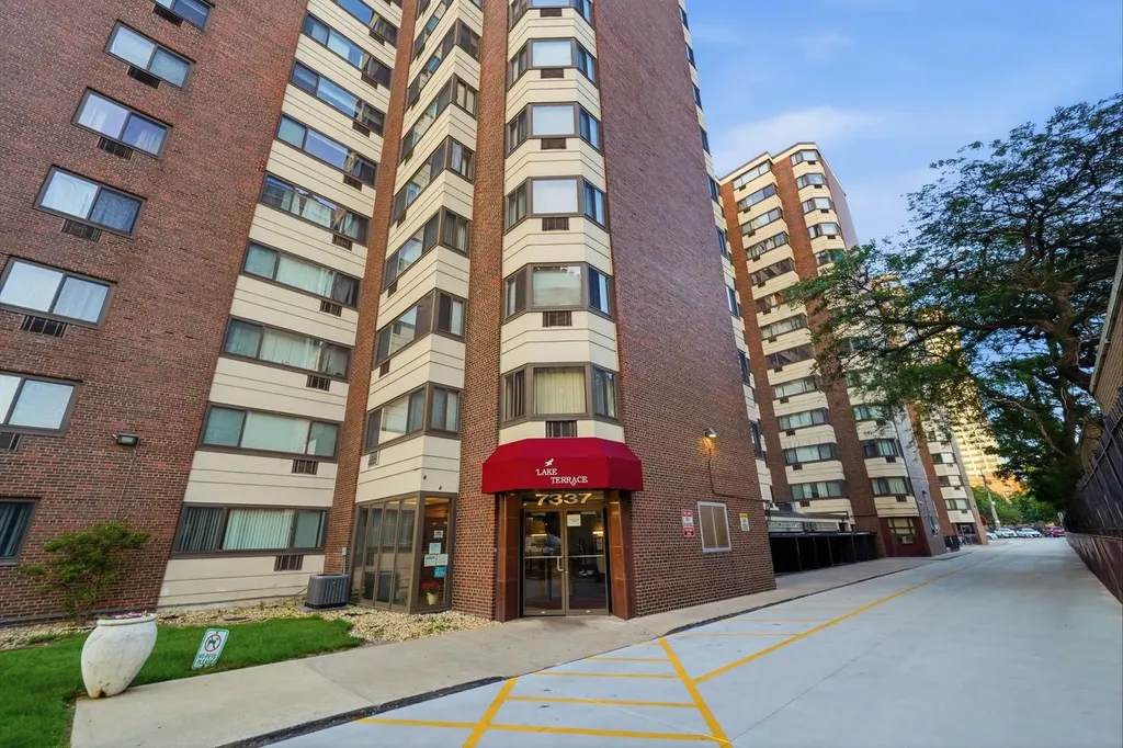 7337 South South Shore Drive Chicago IL 60649