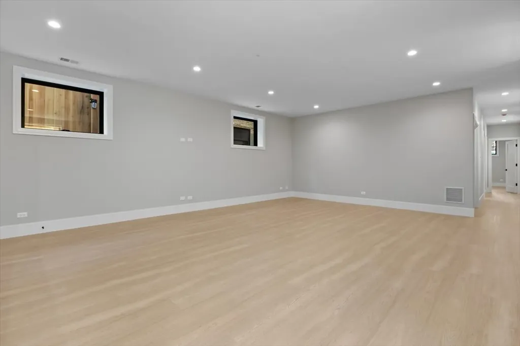 1841 West Newport Avenue Chicago IL 60657