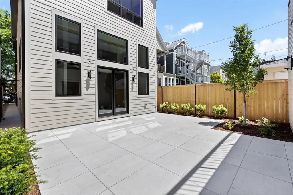 1841 West Newport Avenue Chicago IL 60657