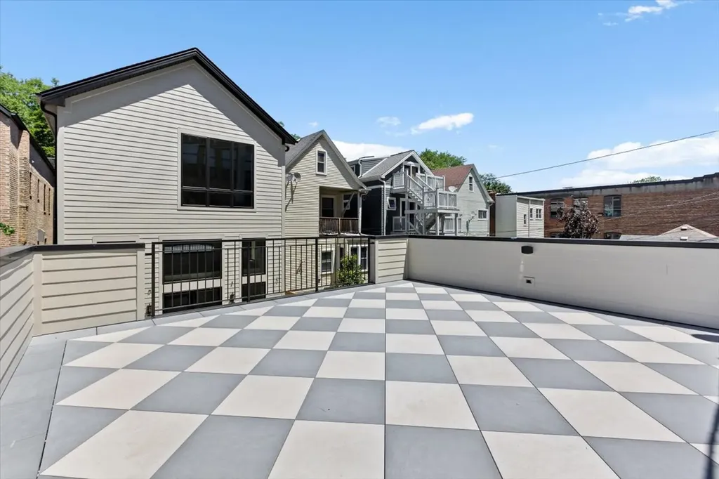 1841 West Newport Avenue Chicago IL 60657