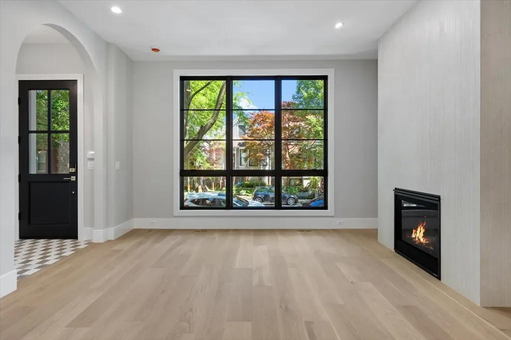 1841 West Newport Avenue Chicago IL 60657