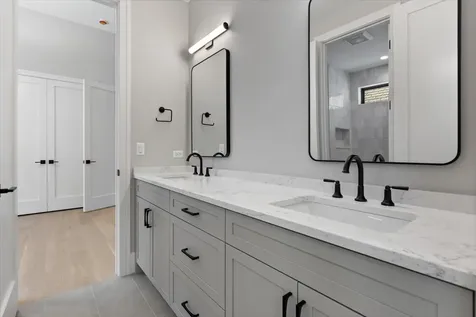 1841 West Newport Avenue Chicago IL 60657