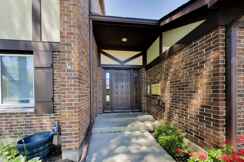 408 Sandhurst Circle Glen Ellyn IL 60137