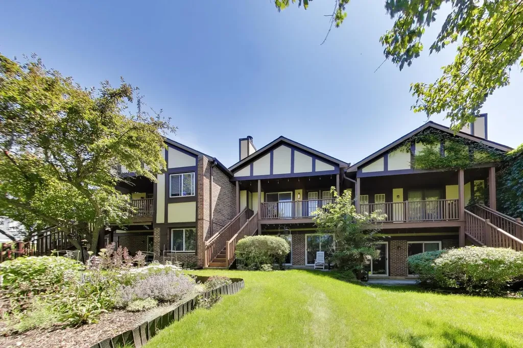 408 Sandhurst Circle Glen Ellyn IL 60137