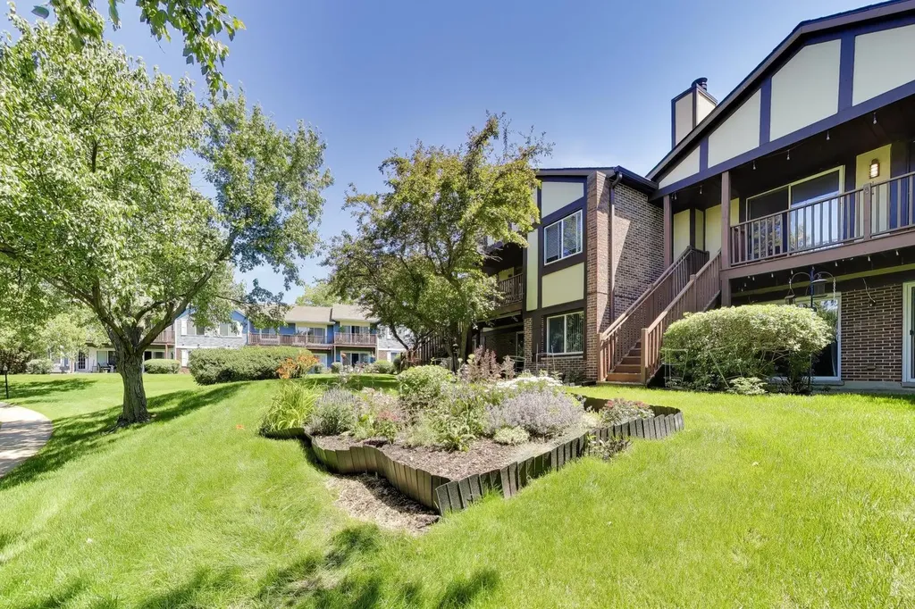 408 Sandhurst Circle Glen Ellyn IL 60137