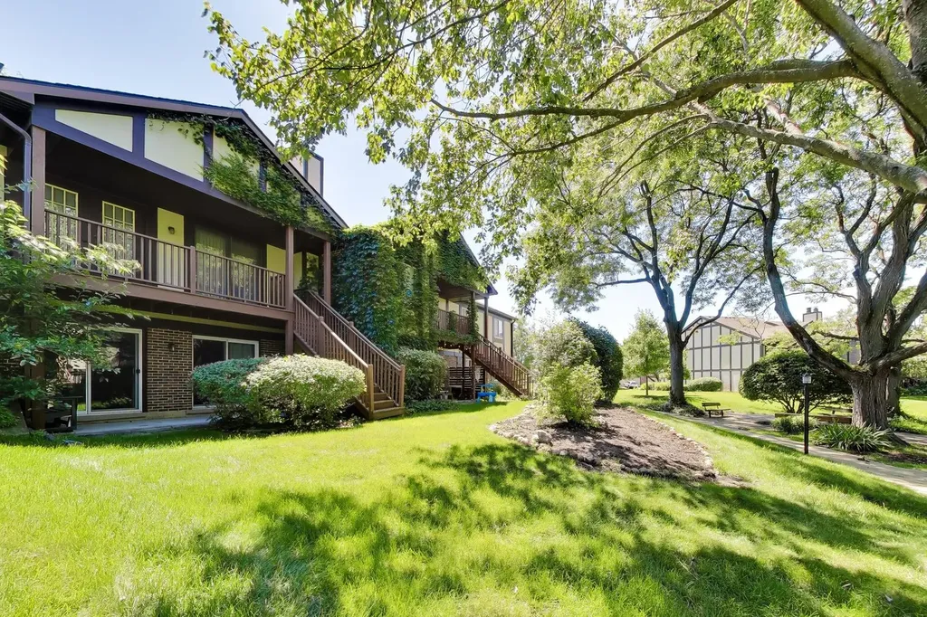 408 Sandhurst Circle Glen Ellyn IL 60137