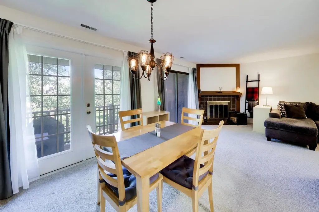 408 Sandhurst Circle Glen Ellyn IL 60137