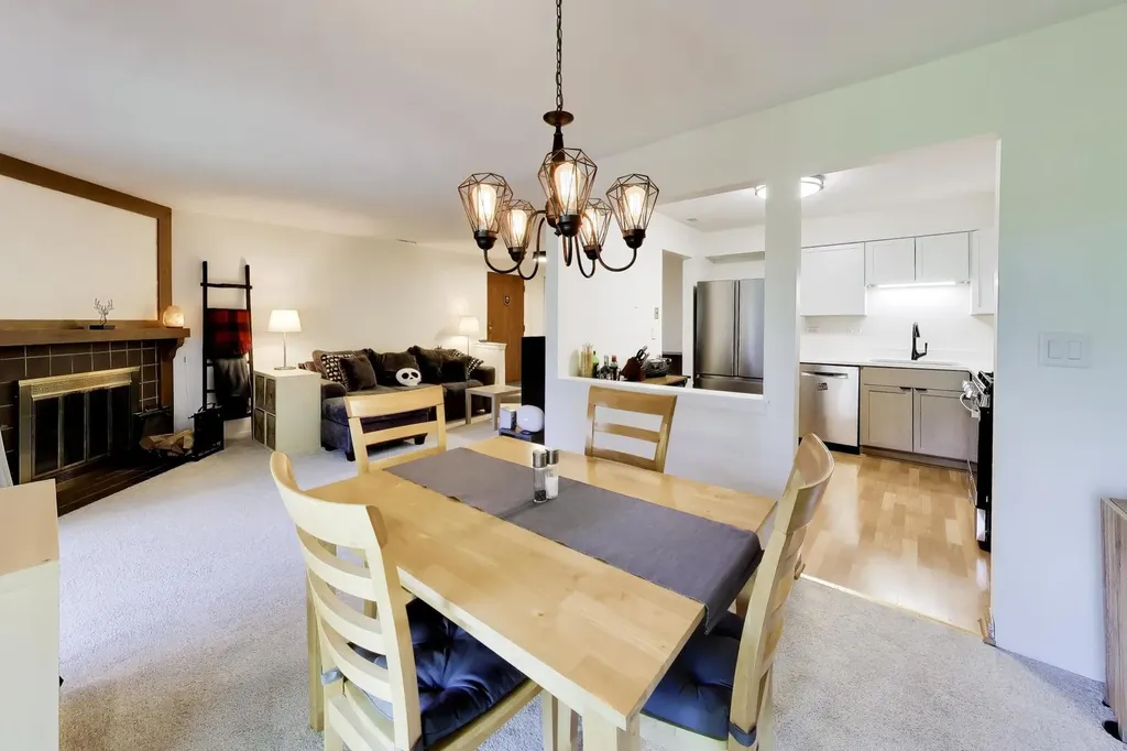 408 Sandhurst Circle Glen Ellyn IL 60137