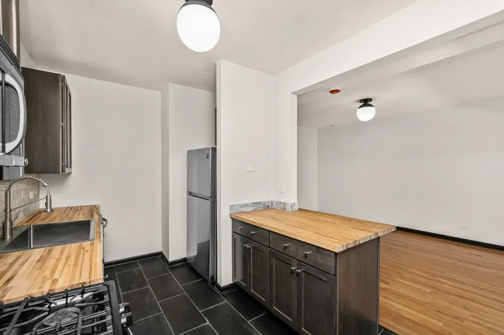 6808 South Paxton Avenue Chicago IL 60649