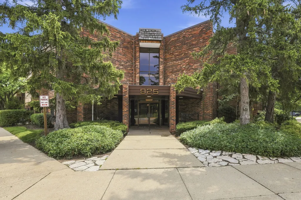 925 Spring Hill Drive Northbrook IL 60062