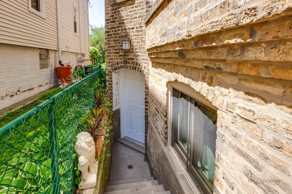 4448 North Tripp Avenue Chicago IL 60630