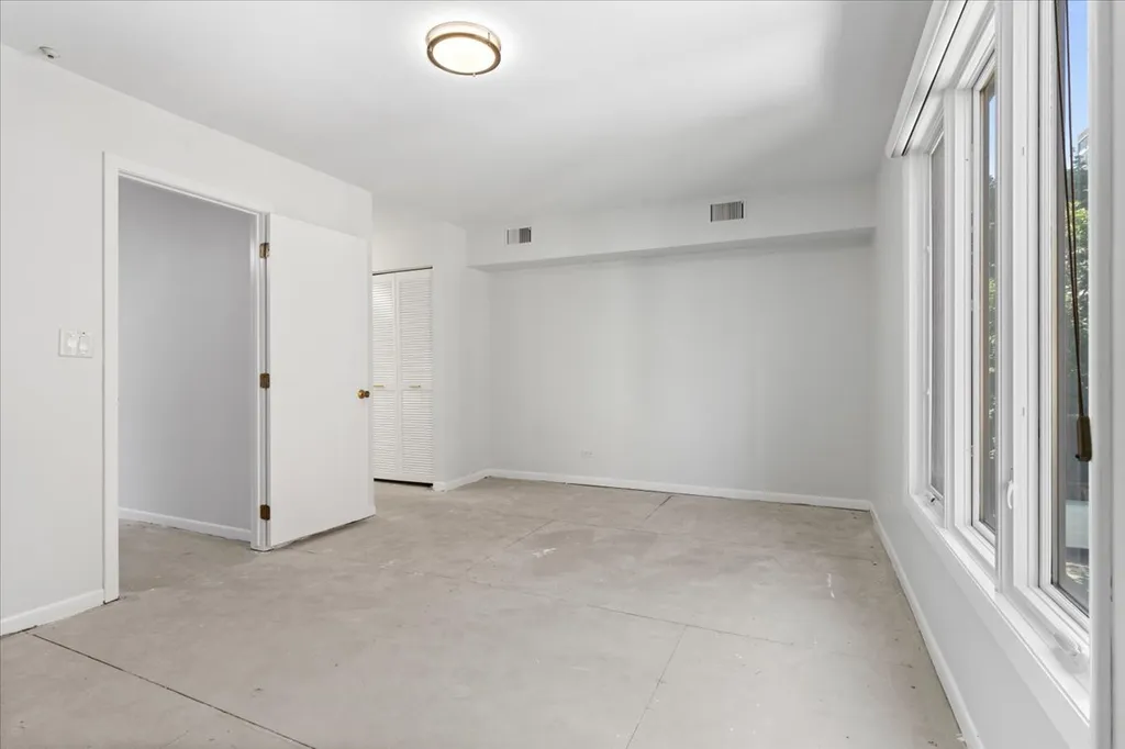 334 West Barry Avenue Chicago IL 60657