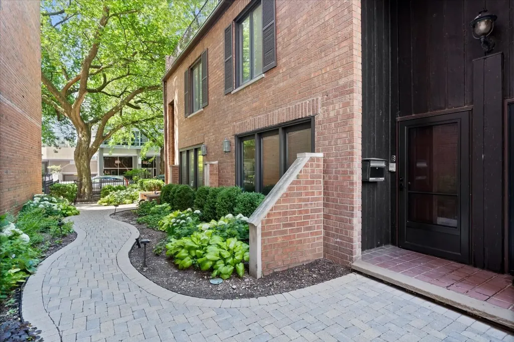 334 West Barry Avenue Chicago IL 60657
