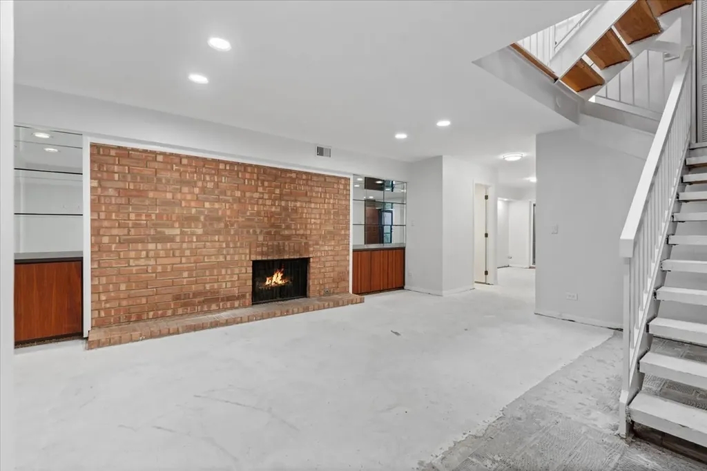 334 West Barry Avenue Chicago IL 60657
