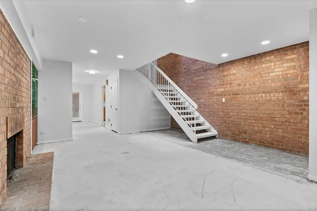 334 West Barry Avenue Chicago IL 60657