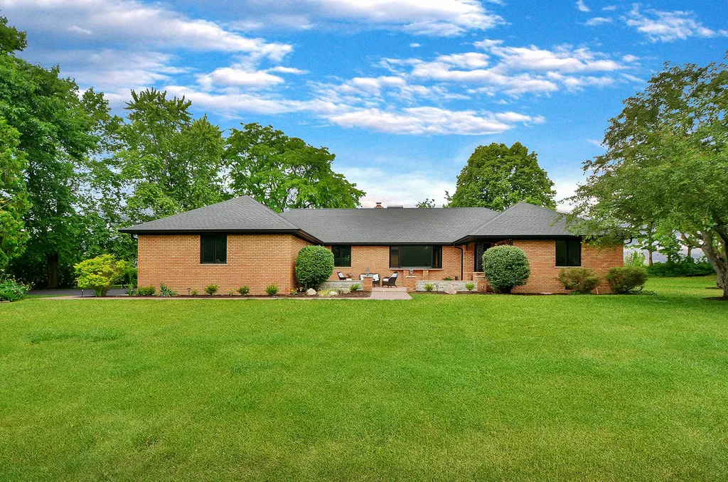 5 Bruce Circle N Hawthorn Woods IL 60047