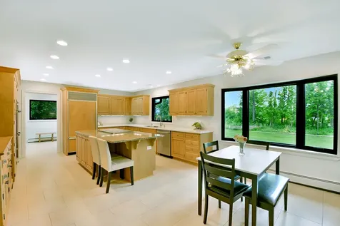5 Bruce Circle N Hawthorn Woods IL 60047
