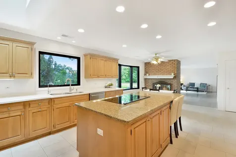 5 Bruce Circle N Hawthorn Woods IL 60047