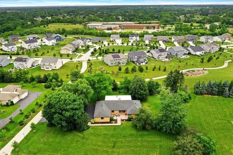 5 Bruce Circle N Hawthorn Woods IL 60047