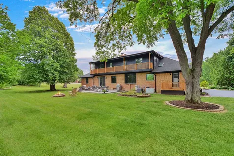 5 Bruce Circle N Hawthorn Woods IL 60047