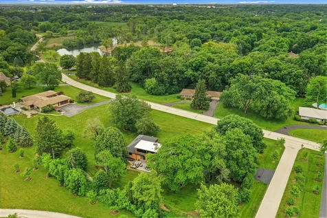 5 Bruce Circle N Hawthorn Woods IL 60047