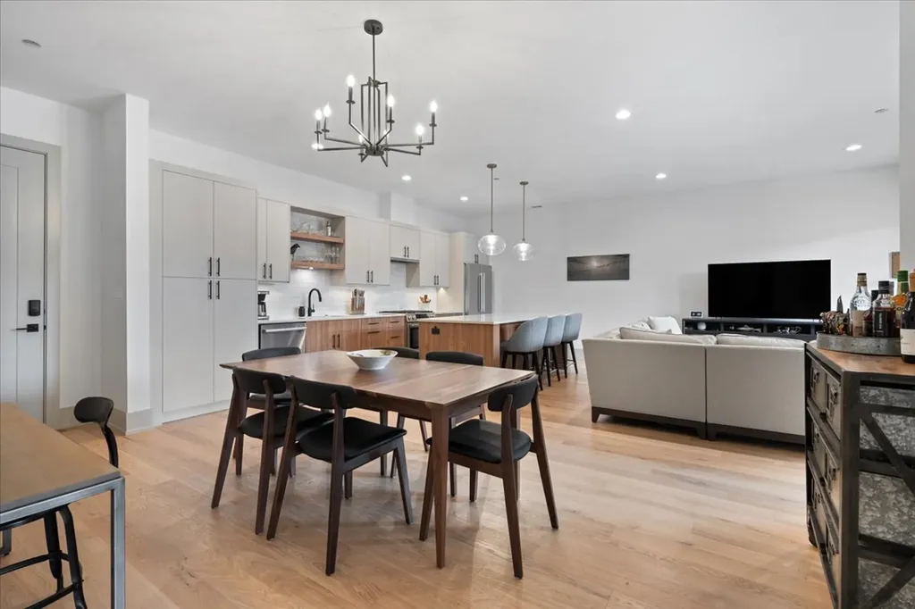 1548 West Ardmore Avenue Chicago IL 60660