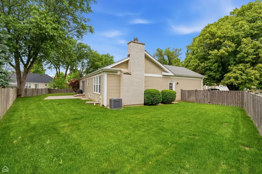 275 Essex Court Aurora IL 60504