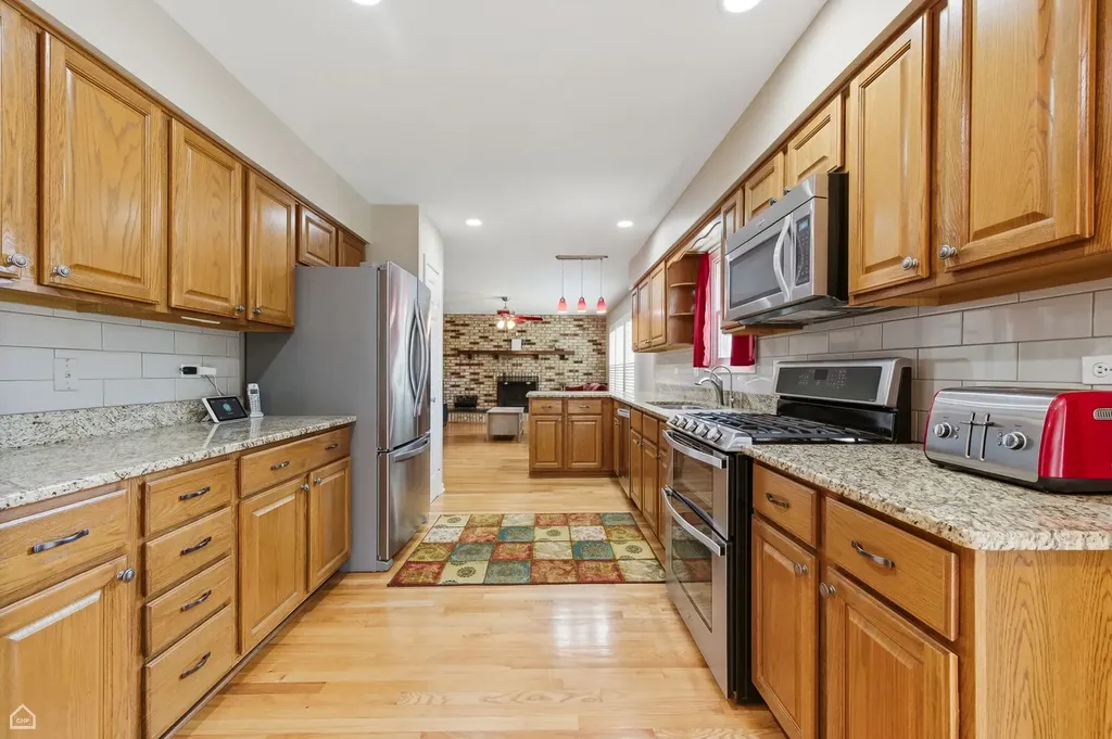 275 Essex Court Aurora IL 60504