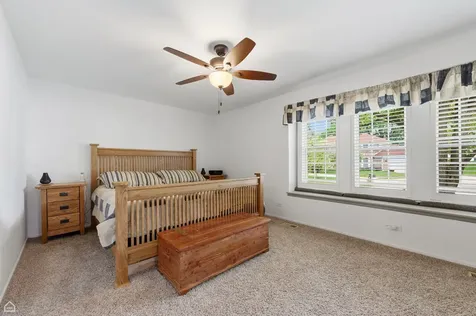 275 Essex Court Aurora IL 60504