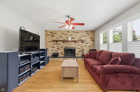 275 Essex Court Aurora IL 60504