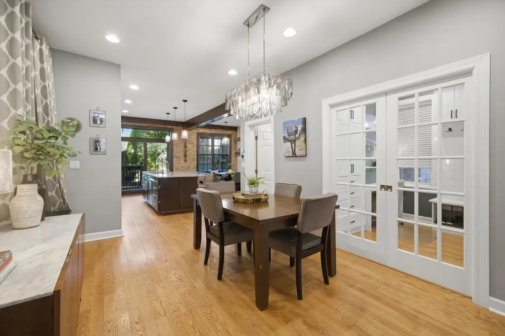 706 South Ada Street Chicago IL 60607