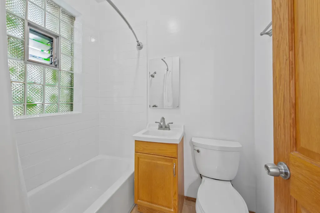 1127 West Farwell Avenue Chicago IL 60626