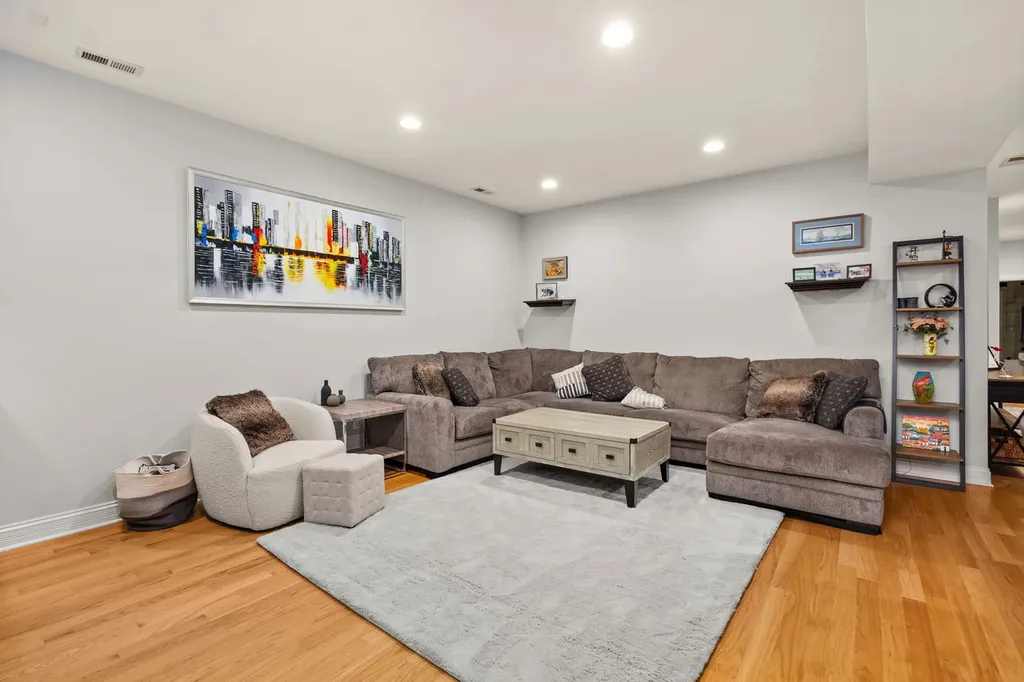 4447 North Magnolia Avenue Chicago IL 60640