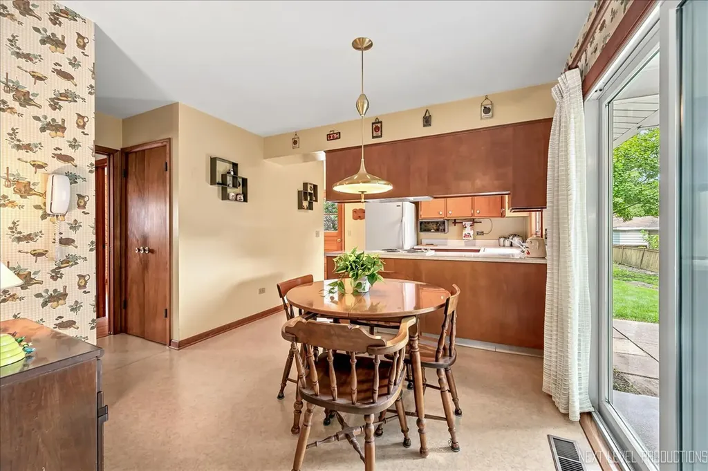 77 South Chase Avenue Lombard IL 60148