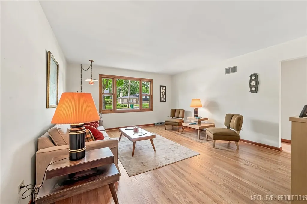 77 South Chase Avenue Lombard IL 60148