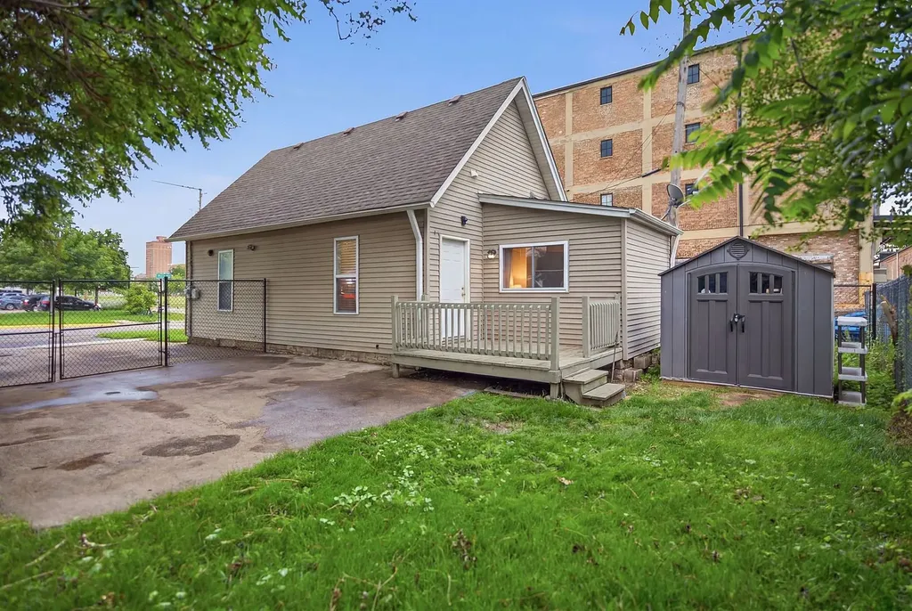 122 Cross Street Aurora IL 60506