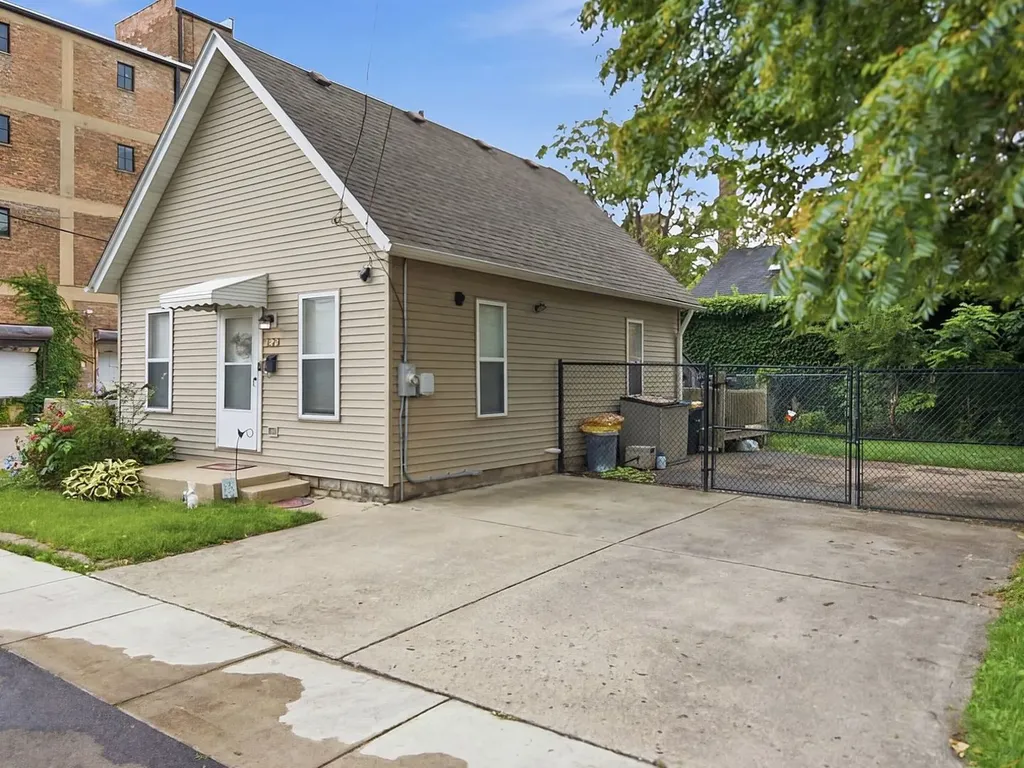 122 Cross Street Aurora IL 60506